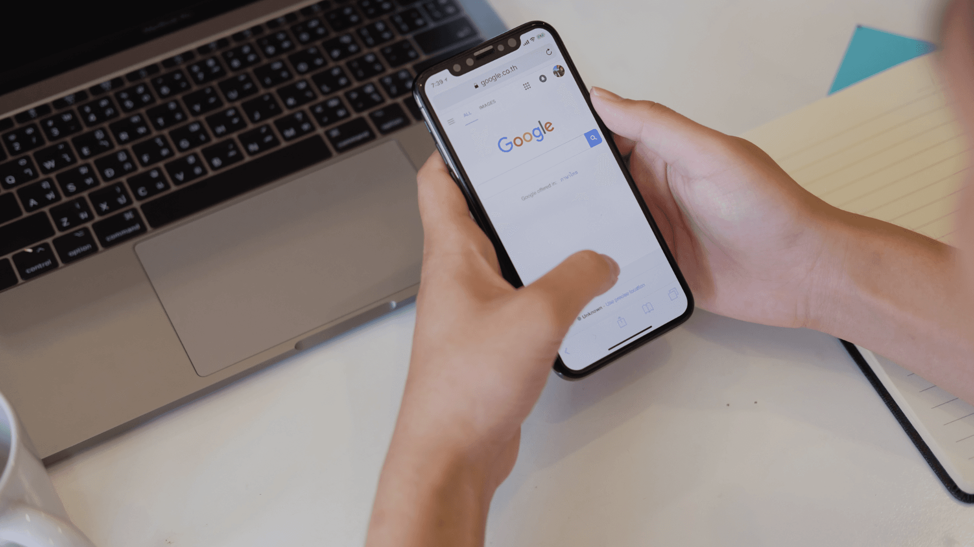 Yrittäjä tutkii Google-näkyvyyden kehitystä tietokoneella